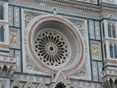 Schmuckvoll umramtes Fenster des Doms Santa Maria del Fiore
